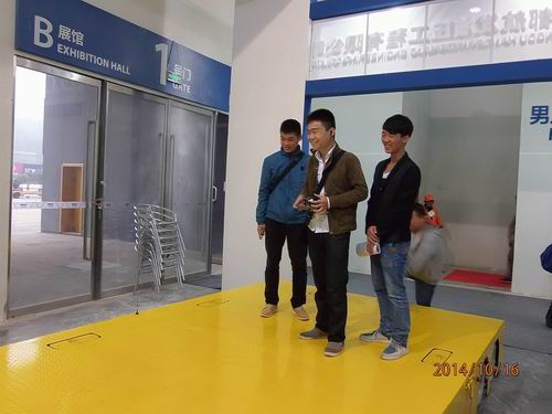 万象城平台,万象城（中国）参展2014绵阳科博会-观众对全向移动平台表现了浓厚的兴趣.jpg