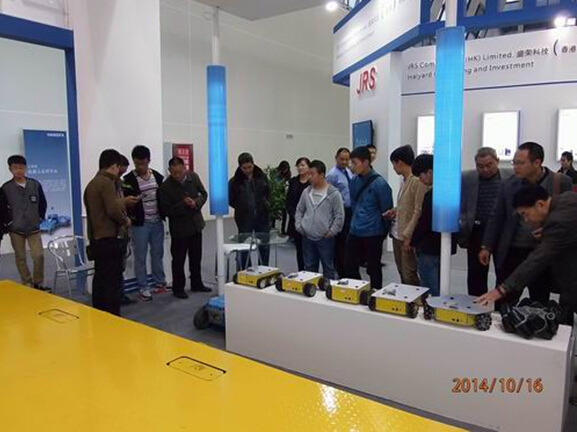 万象城平台,万象城（中国）参展2014绵阳科博会-技术人员向观众演示机器人.jpg